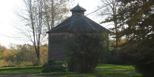Polygonal Barn in Bloomingdale. Photo by By Nyttend - Own work, Public Domain